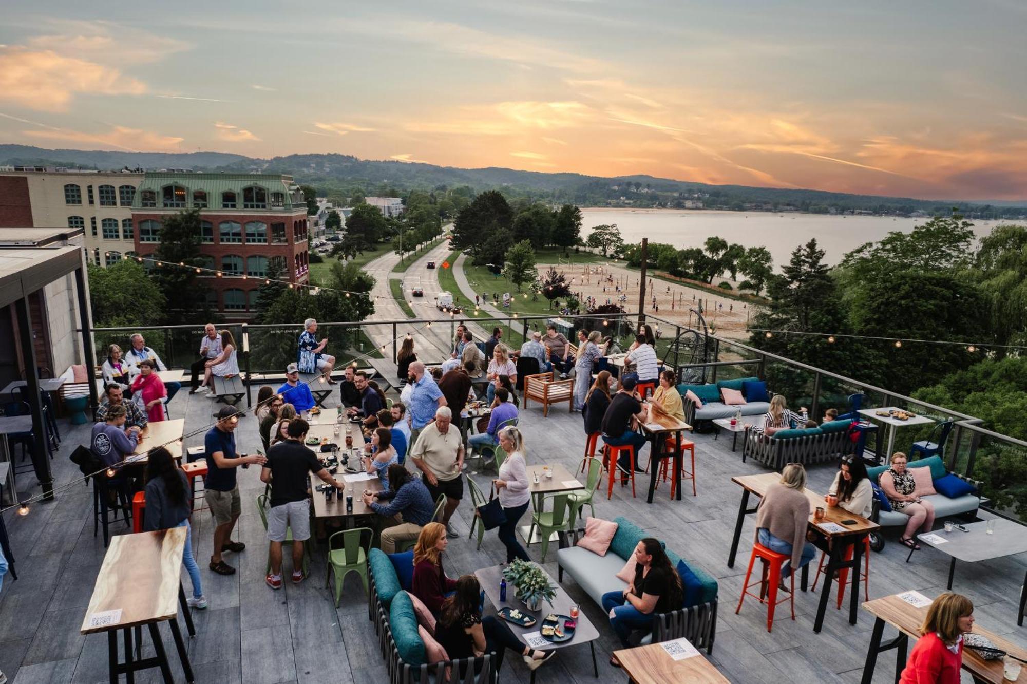 Hotel Indigo Traverse City By Ihg Exterior foto
